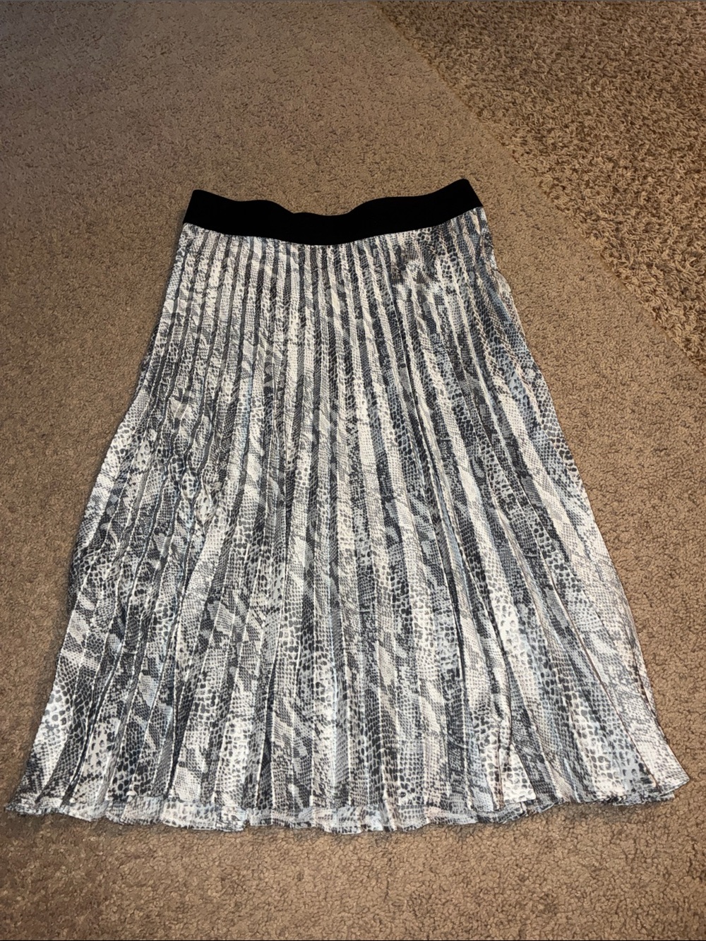 Pleated Black and White Snake-Print Midi Skirt size L A-line